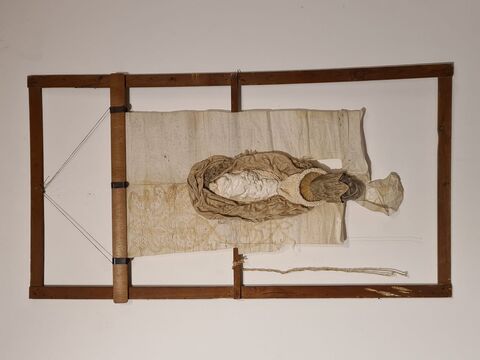 RELIQUAIRE Textile, soie, papier, bois, dentelle, terre crue, cheveux de six reines
140 x 70 cm